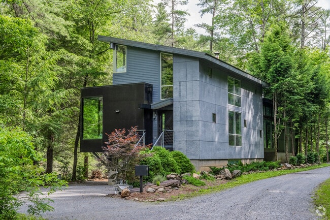 Live in a custom home in the mountains of Blue Ridge, Georgia.