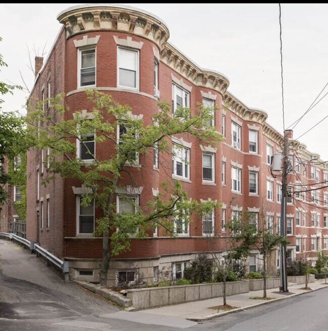 187 Winthrop Rd unit 208-37, Brookline, MA 02445 - photo 2