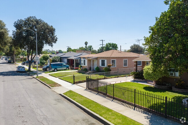 Add a fence around your front lawn in Starr King, CA.