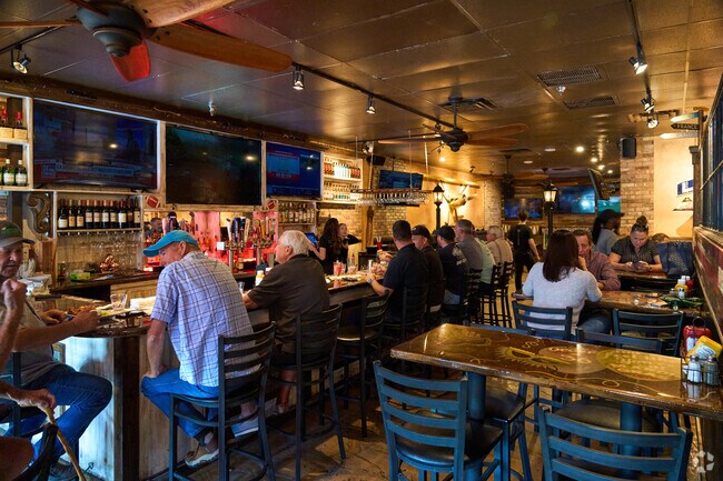 You dont have to go far to find a sportsbar with good food in Greenview Shores of Wellington.