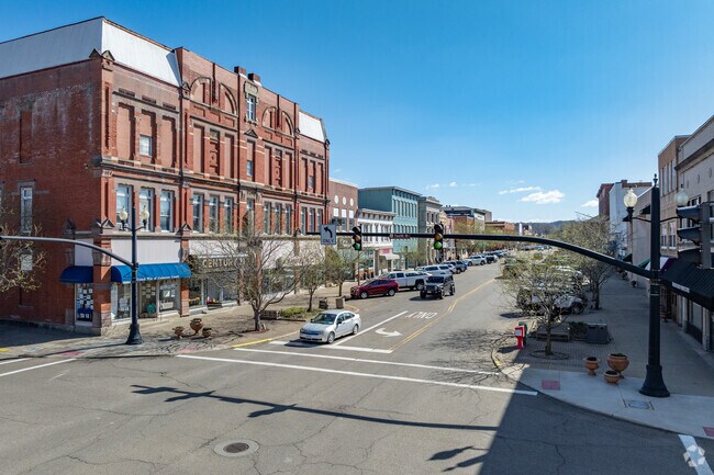 Coshocton's Main Street features locally owned boutiques, restaurants, and businesses.