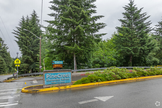 Signage welcoming you to Pinecrest Elementary School.