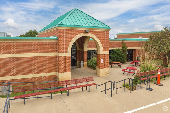 Mustang Trails Elementary includes outdoor spaces for student lunches.