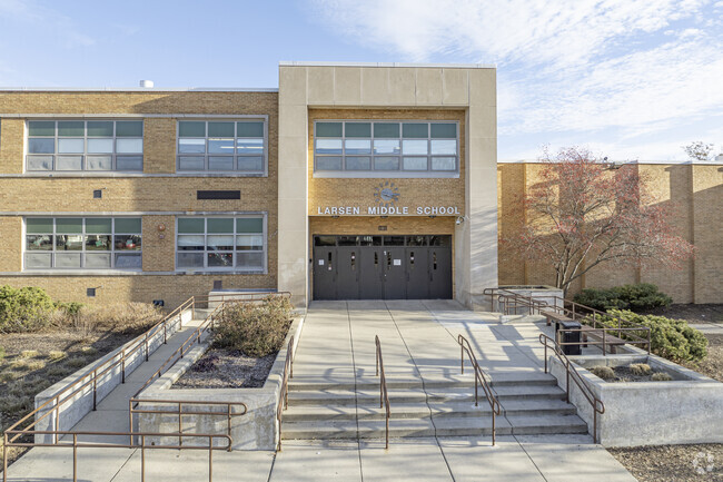 Larsen Middle School is a highly rated school in the Elgin community.