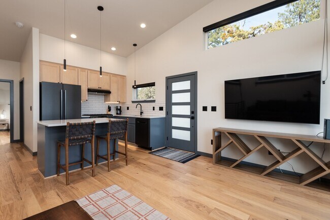 919 NW Roanoke Ave, Bend, OR 97703 - photo 2