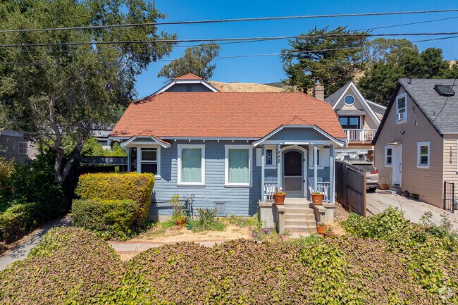 If you're shopping for the perfect bungalow, look no further than the Woodland Dr neighborhood.