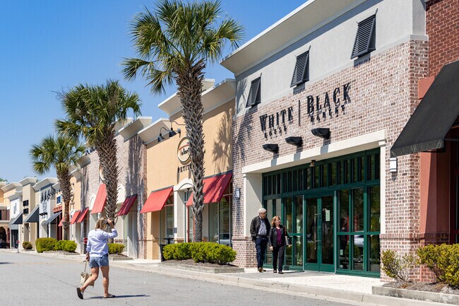Oakdale residents are close to nearby shopping on Abercorn.