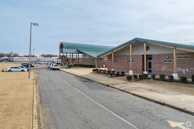 The circle drive at Holmes Road Elementary in Memphis makes drop-off and pick-up effortless.