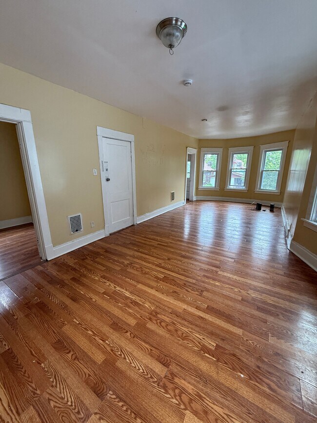 412 Cornwall Ave unit Upper, Buffalo, NY 14215 - photo 2