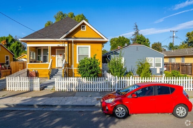You will find colorful homes in the neighborhood of Tamien