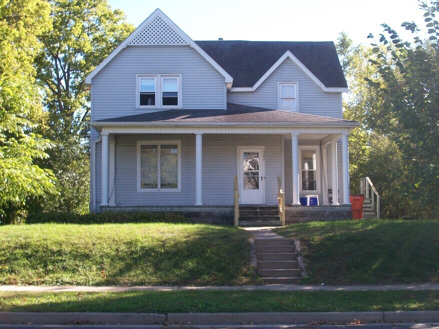 527 Lake St unit 2, Eau Claire, WI 54703 - photo 1