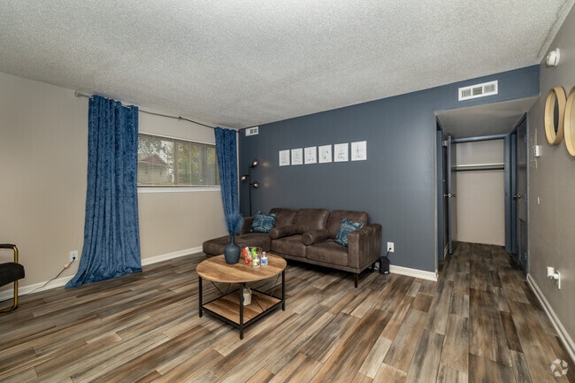 1BR, 1BA - 672SF - Living Room