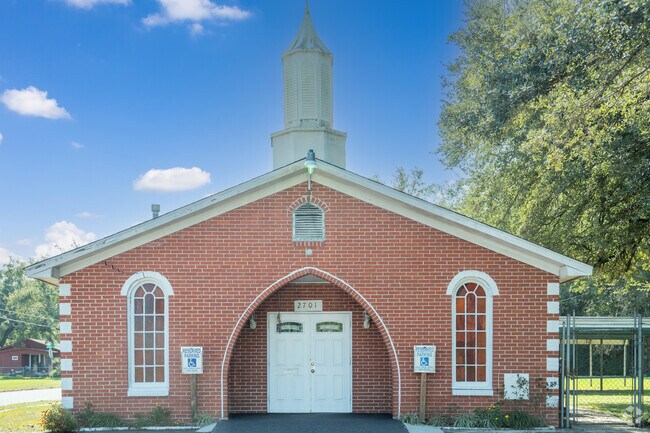 Admire one of the many historic Churches near Summerville.