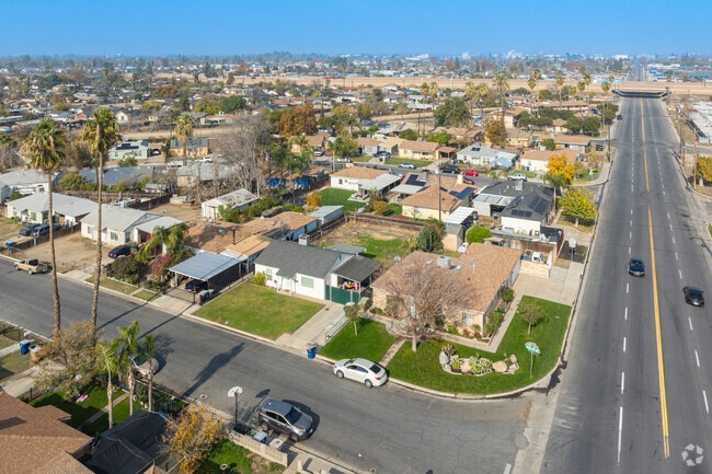 Residents of Southgate are close to downtown and Highway 58 in Bakersfield.