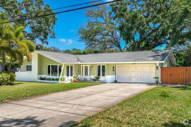 Oak Acres Estate neighbors can find Mid Century Modern homes in the charming neighborhood.