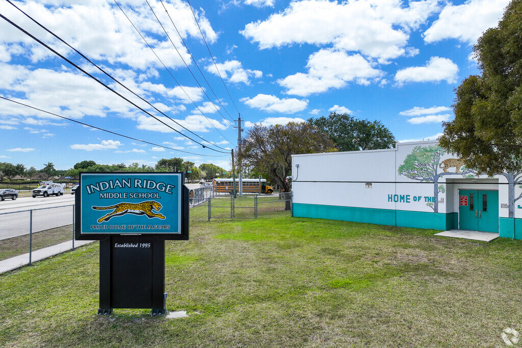 The sign for Indian Ridge Middle School welcomes all students, staff, and parents in Davie, FL.