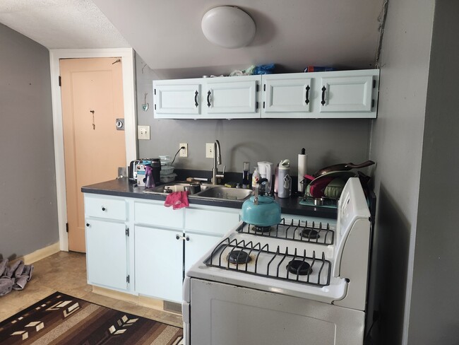 3334 W 129th St unit Upstairs of duplex, Cleveland, OH 44111 - photo 3