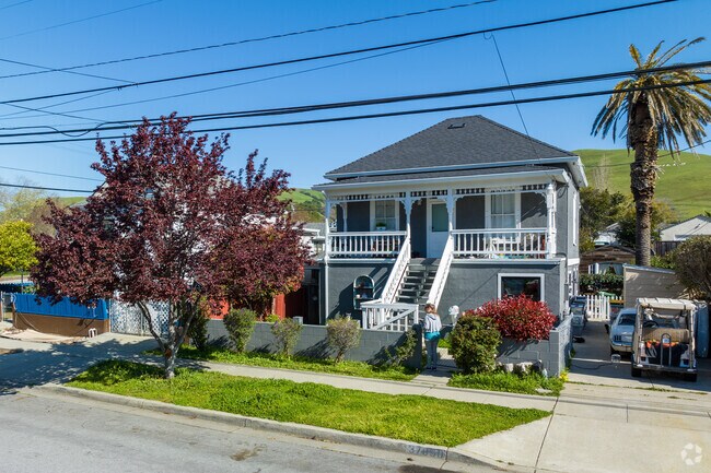 Quiet neighborhood that offers a peaceful and relaxed atmosphere.