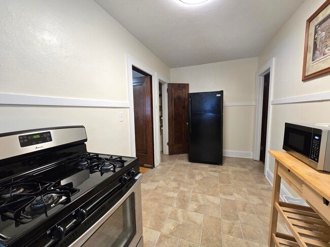 1913 Douglas St unit Edgewater Neighborho, Rockford, IL 61103 - photo 7