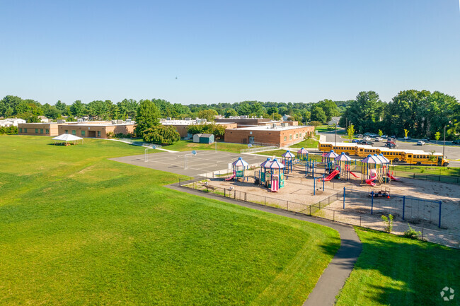 Clearview Elementary serves students in Fairfaix County.