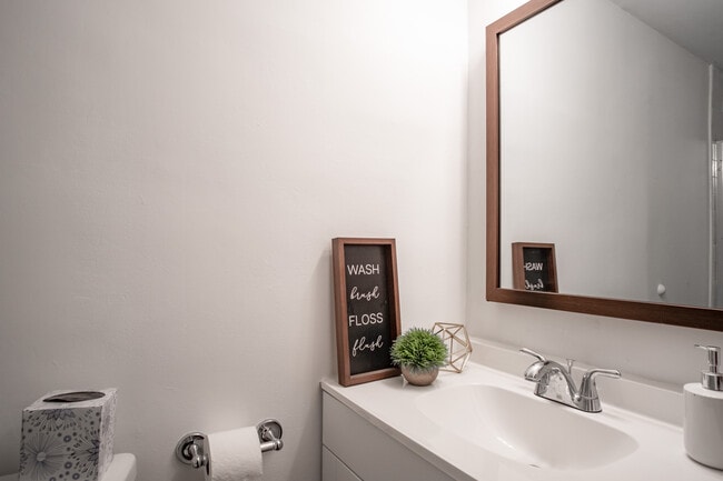 711 Seymour Ave unit Room I, Columbus, OH 43205 - photo 4