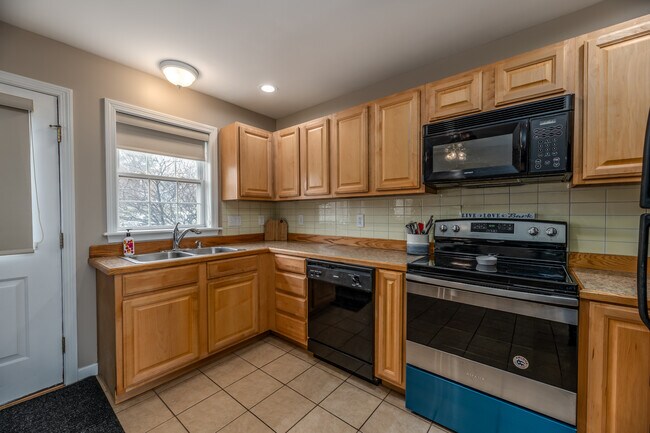 39 River Village Dr, Milford, ME 04461 - photo 4