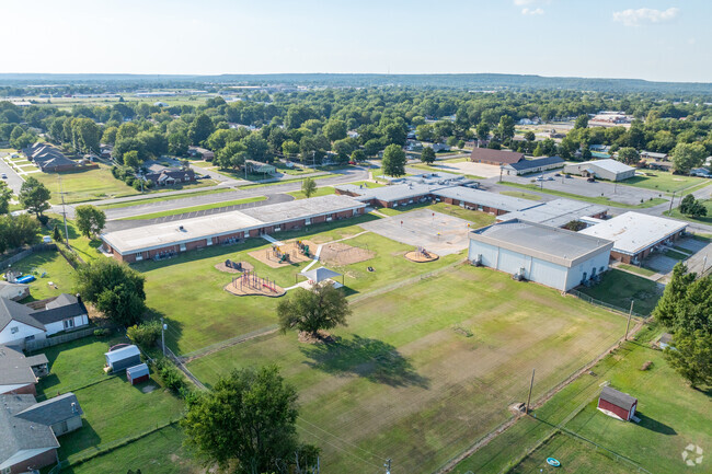 Marrs Elementary School provides education in Skiatook.