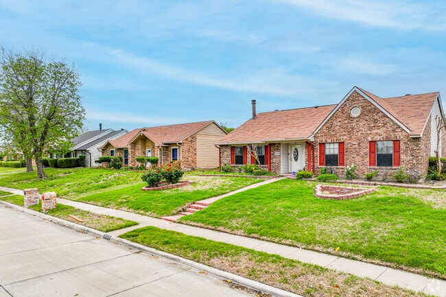 Pecan Bend residents have beautiful green yards.