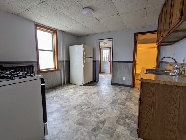 411 Pennsylvania Ave, Roseto, PA 18013 - photo 2