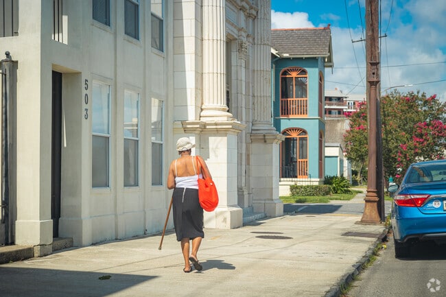 Algiers Point residents enjoy foot travel and public transport over personal automobiles.