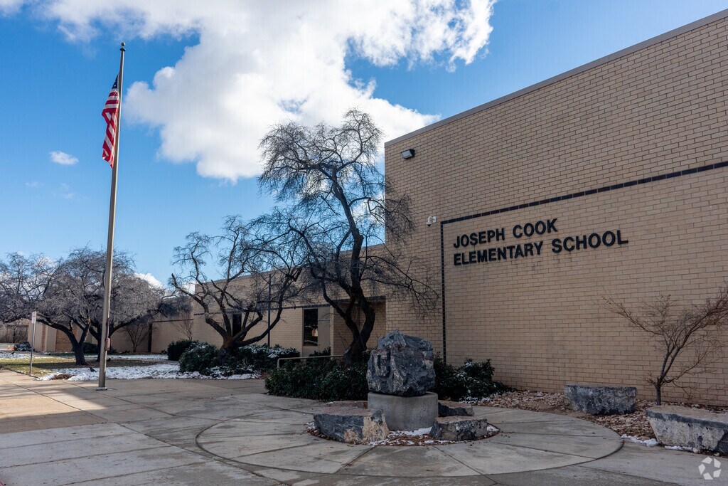 Whitesides School provides education in 
Syracuse.