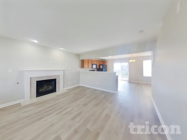 1432 Dowell St, Greenwood, IN 46143 - photo 2