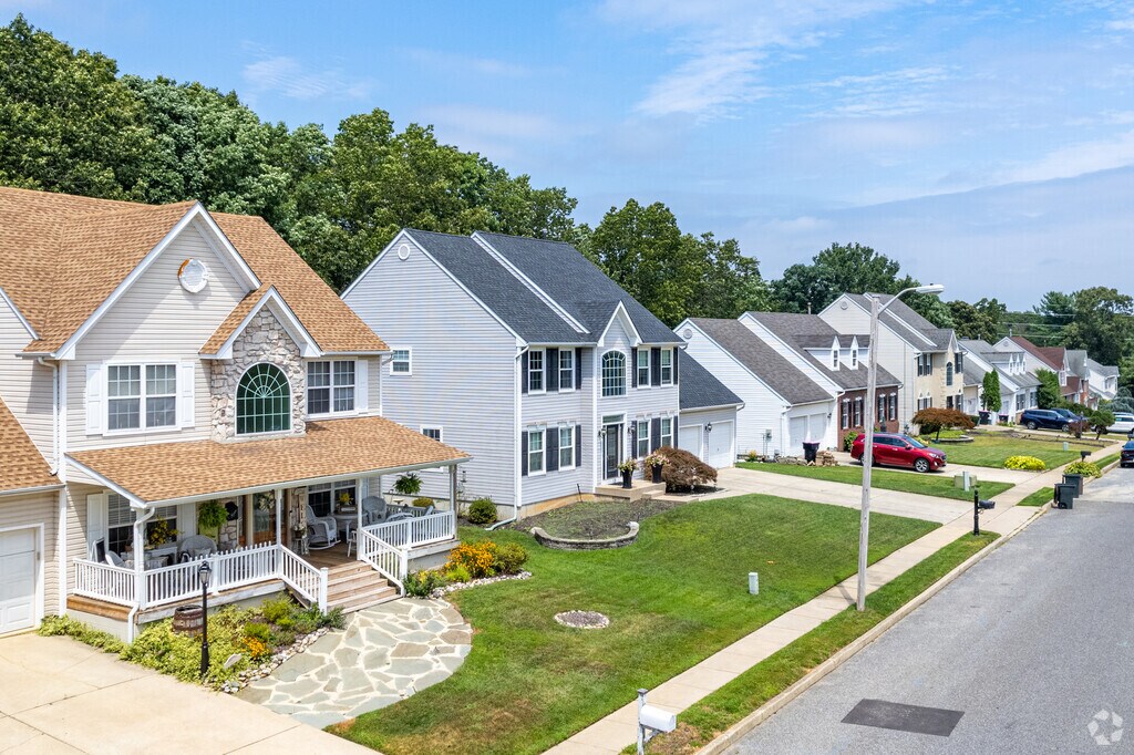 1 Pine Glen Dr, Sicklerville, NJ 08081