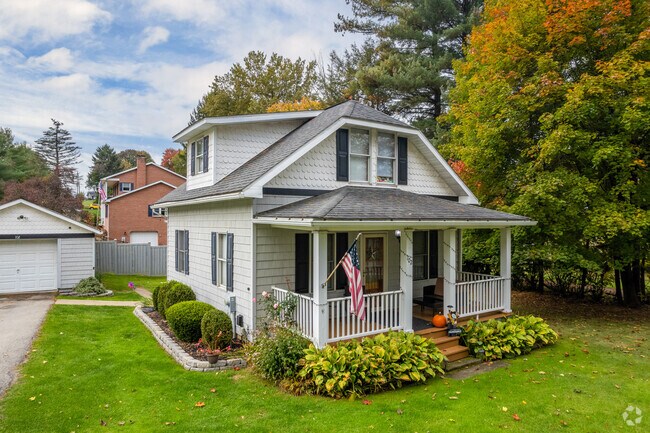 Many of the homes in East Franklin have lovely landscaping and flowers.