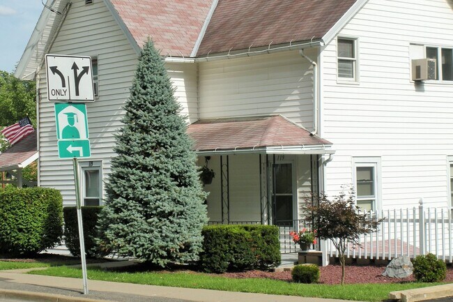 Inviting home with college apartments