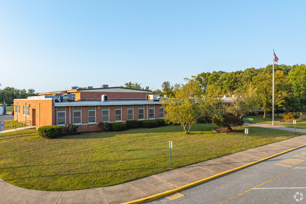 Birches Elementary School has 457 students in grades K-5.