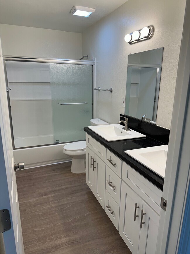 New York Apartments, Redlands, CA 92373 - photo 7