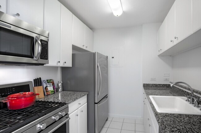400 Chambers St unit FL8-ID2128, New York, NY 10282 - photo 5