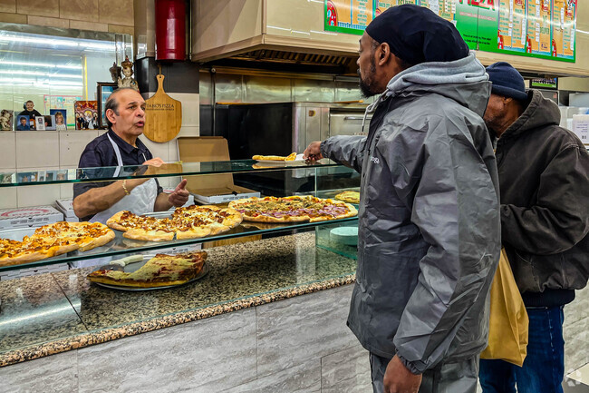 Come to Fabio's Pizza for a hot fresh slice on the go in Battle Monument, NJ.