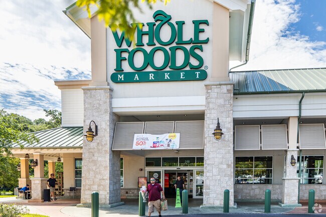 Residents of Thomasville Tallahassee, FL can shop at Whole Foods for organic goods.