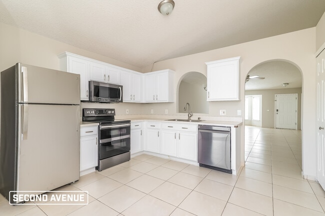 2926 Noah Cir, Saint Cloud, FL 34772 - photo 2