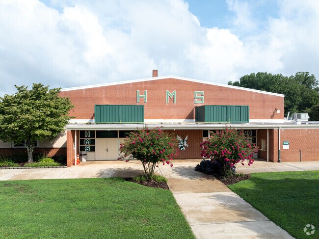 The student-teacher ratio is 16:1 at Hudson Middle School.