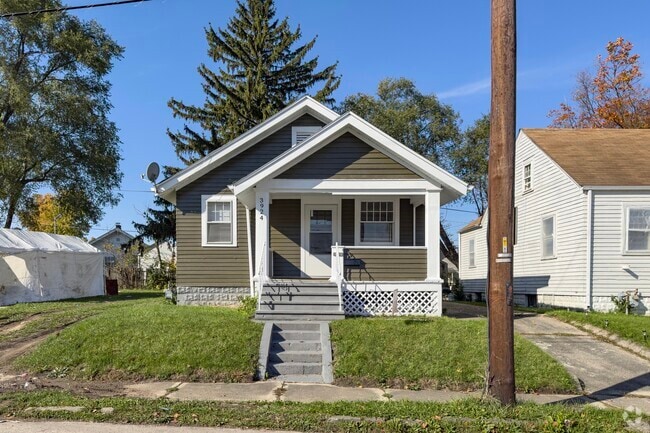 South Calhoun Place is full of charming homes to discover.