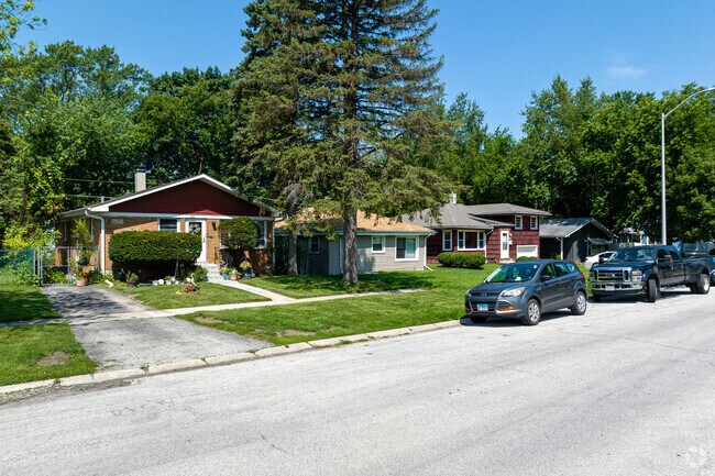 A row of beautiful homes displaying popular styles in the Hazel Crest Proper neighborhood.