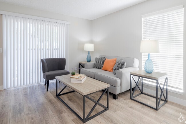 1BR, 1BA - 615SF - Living Room