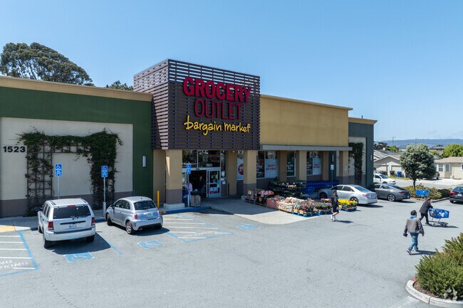 Grocery Outlet offers everyday deals minutes from the homes of Casanova Oak Knoll residents.