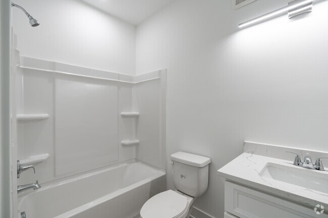 2BR, 2BA - 1,029SF - The Avalon - Bathroom