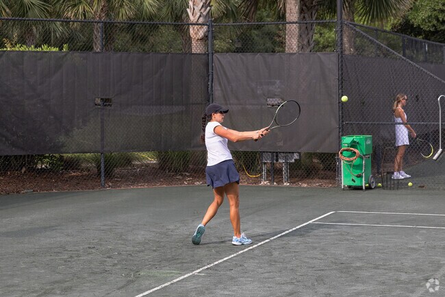The I'On Club offers clay tennis courts, swimming pools, and fitness facilities.