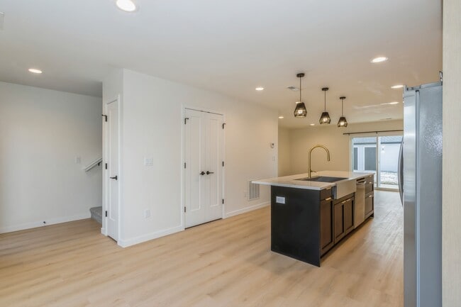 417 C Ave NW, Cedar Rapids, IA 52405 - photo 3