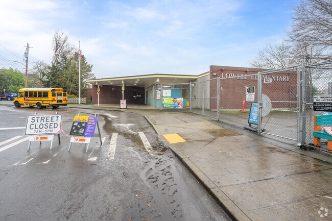 Lowell Elementary School, an option for students in Downtown Seattle, receives a B from Niche.